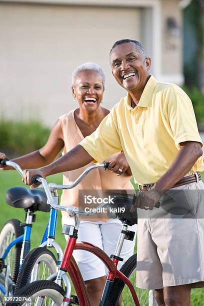 Afroamericana Pareja Senior Con Una Bicicleta Foto de stock y más banco de imágenes de Tercera edad - Tercera edad, Ejercicio físico, Pareja mayor