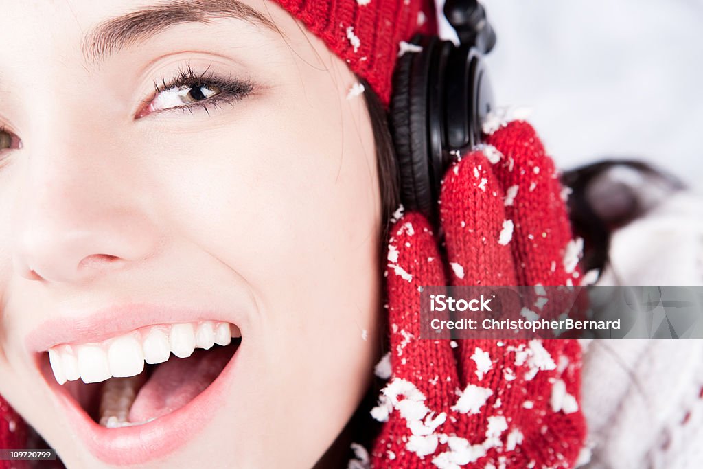 Uśmiechnięta kobieta z słuchawki - Zbiór zdjęć royalty-free (16-17 lat)