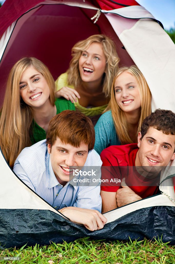 Amigos de acampamento - Foto de stock de 20 Anos royalty-free