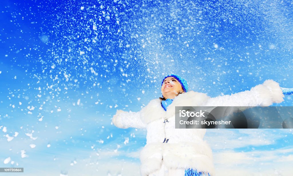Śnieg spada i kobieta działa na zewnątrz. - Zbiór zdjęć royalty-free (Kobiety)