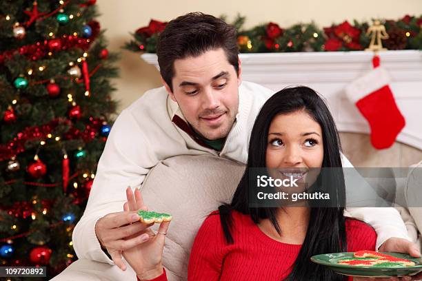 Galletas De Navidad No Estoy En Una Dieta Foto de stock y más banco de imágenes de 20 a 29 años - 20 a 29 años, Adorno de navidad, Adulto
