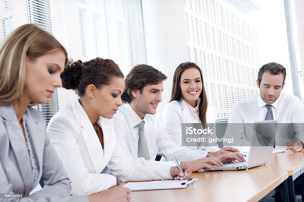 Geschäftsleute sitzen zusammen in den Meetingräumen - Lizenzfrei Geschäftsbesprechung Stock-Foto