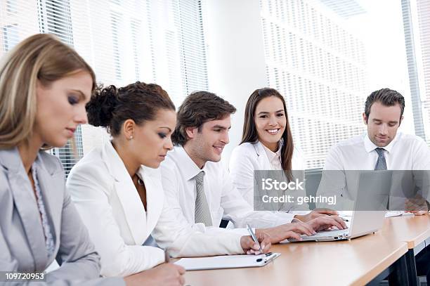 Geschäftsleute Sitzen Zusammen In Den Meetingräumen Stockfoto und mehr Bilder von Geschäftsbesprechung