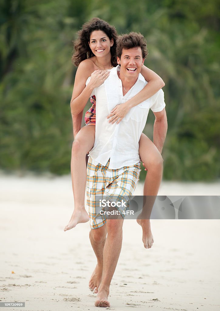 Casal correr para Praia paraíso (XXXL - Royalty-free 20-24 Anos Foto de stock