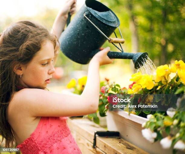 Menina Regar As Flores - Fotografias de stock e mais imagens de Criança - Criança, Regador, Flor