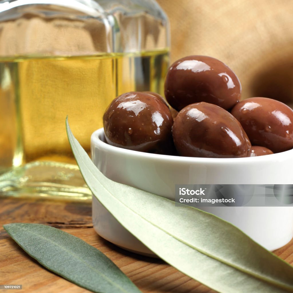 Oliven mit Olivenöl - Lizenzfrei Feinkostgeschäft Stock-Foto