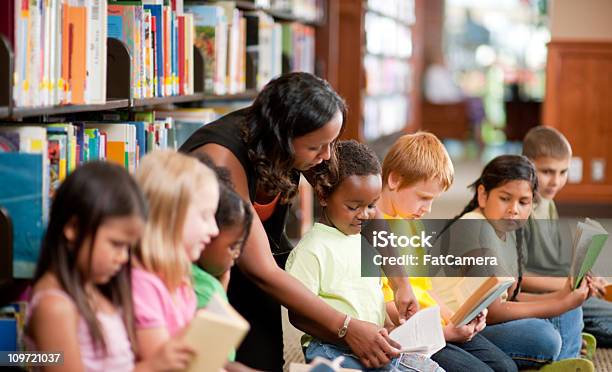 Los Niños En La Biblioteca Foto de stock y más banco de imágenes de Niño - Niño, Biblioteca, Educación