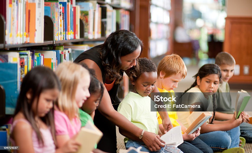 Crianças em uma biblioteca - Foto de stock de Criança royalty-free