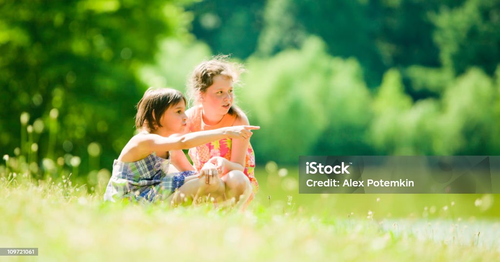 Duas menina no parque de verão - Foto de stock de Contraluz royalty-free