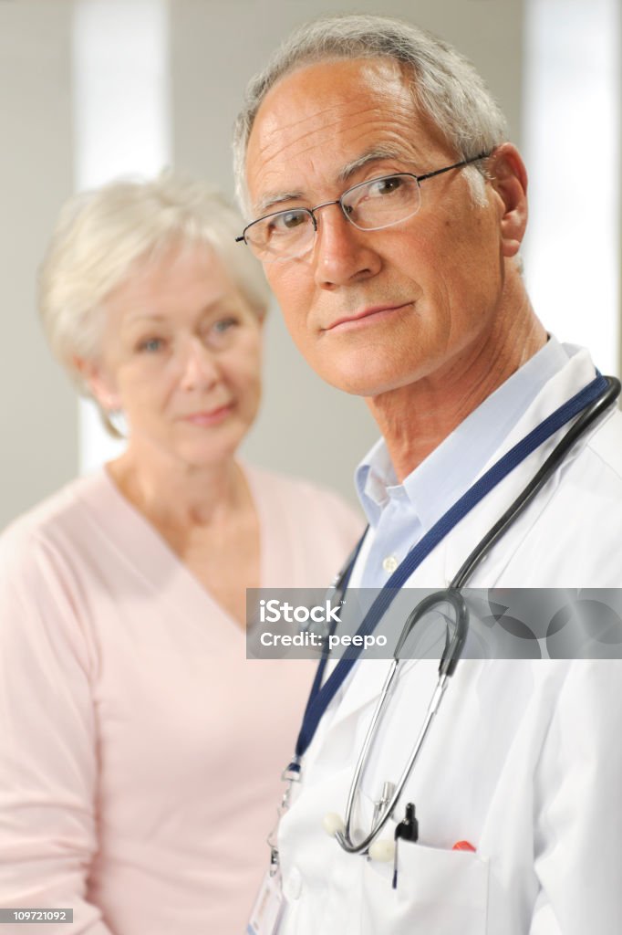 Medico e paziente - Foto stock royalty-free di 60-69 anni