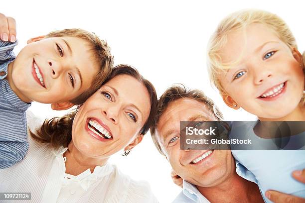 Retrato De Un Sonriente Familia Divirtiéndose Foto de stock y más banco de imágenes de Familia - Familia, Fondo blanco, Sonreír