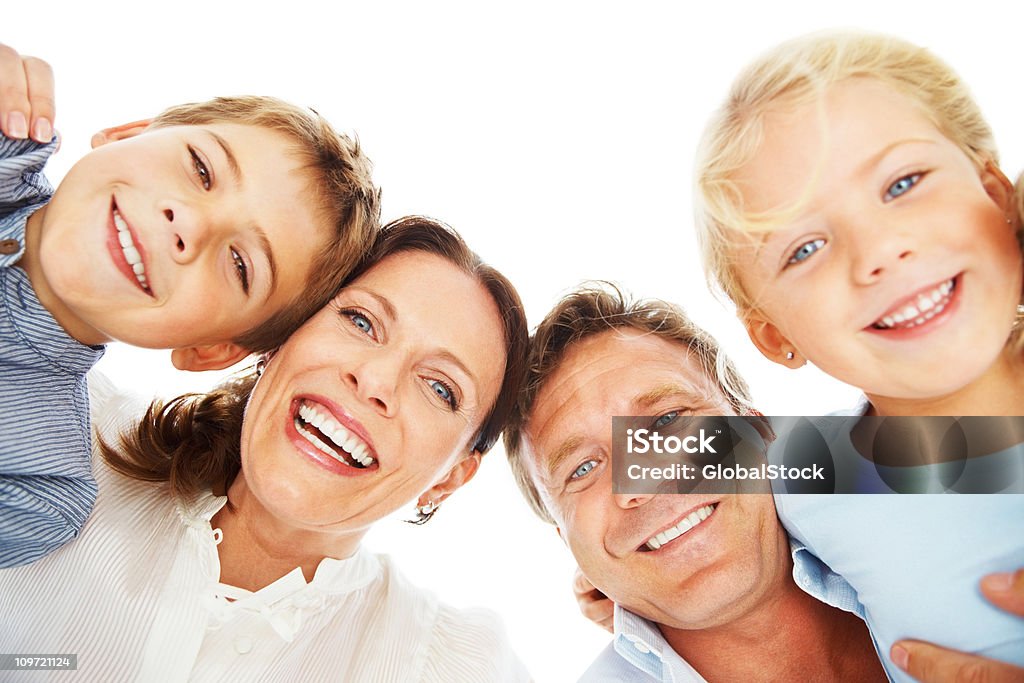 Retrato de uma família sorridente tendo Diversão - Royalty-free Família Foto de stock