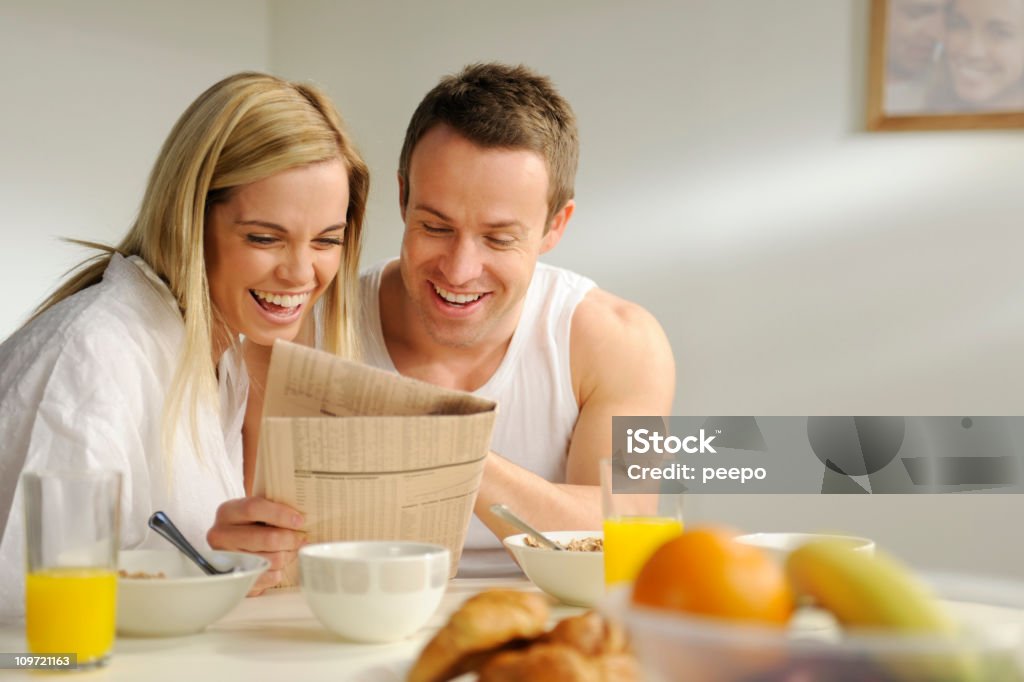 Coppia durante la prima colazione - Foto stock royalty-free di Adulto