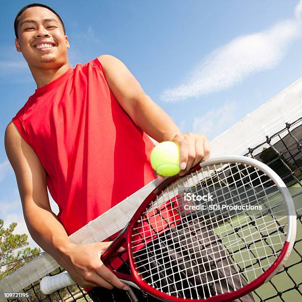 행복함 테니스 선수 At 어망 래킷 남자에 대한 스톡 사진 및 기타 이미지 - 남자, 건강한 생활방식, 미소