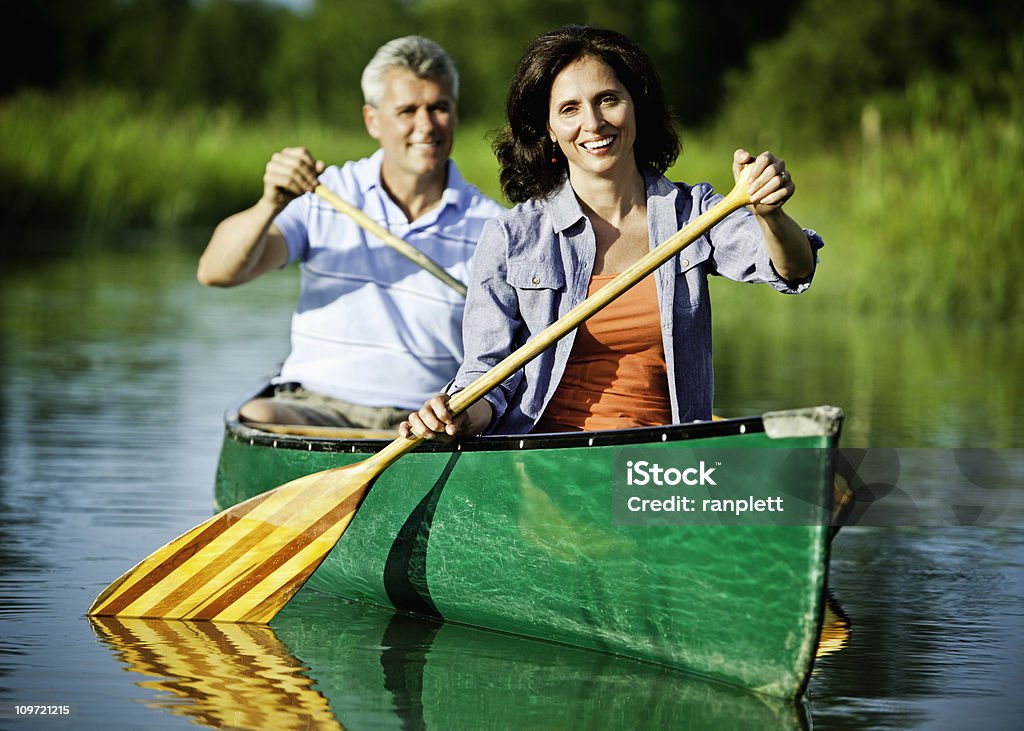 Couple d'âge mûr dans un canoë - Photo de Canoë libre de droits