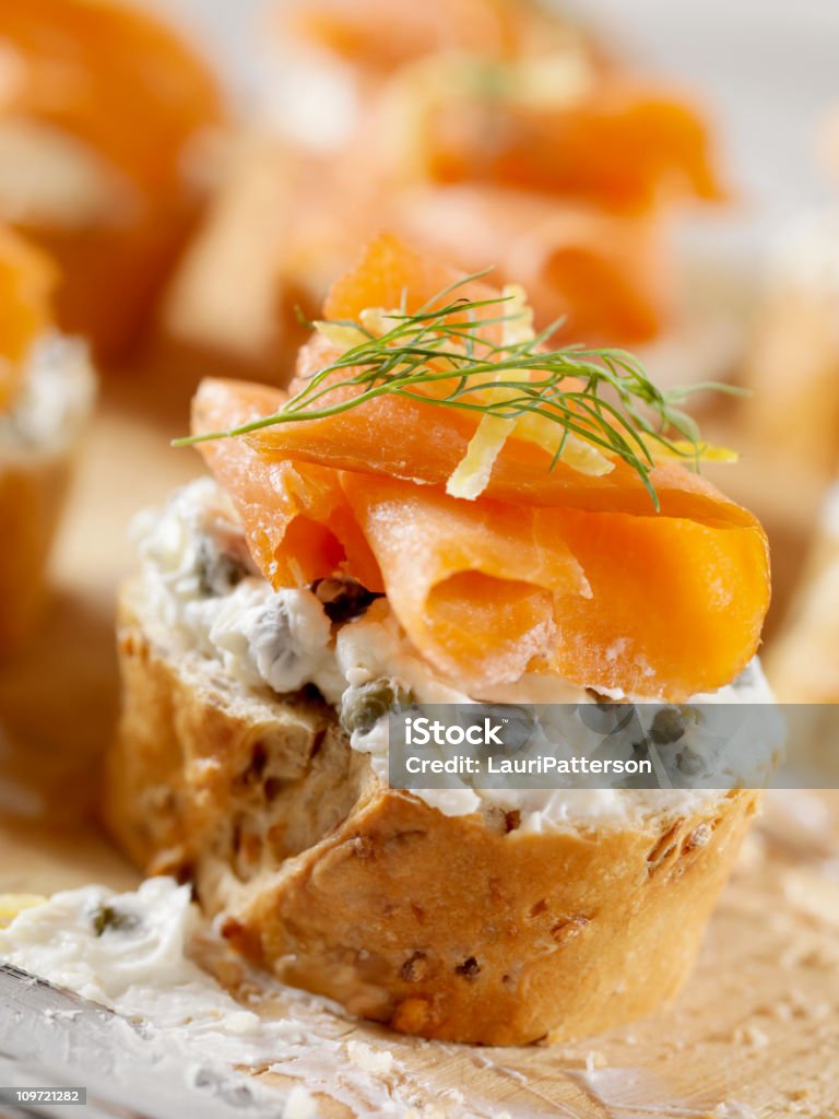 Räucherlachs-Canapes auf ein Baguette mit Frischkäse - Lizenzfrei Schnittchen Stock-Foto