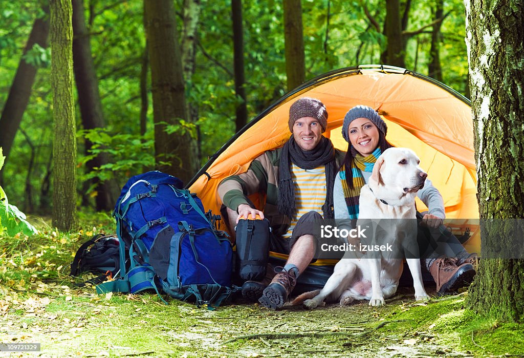 Jeune Couple avec un chien Camping - Photo de Animaux de compagnie libre de droits