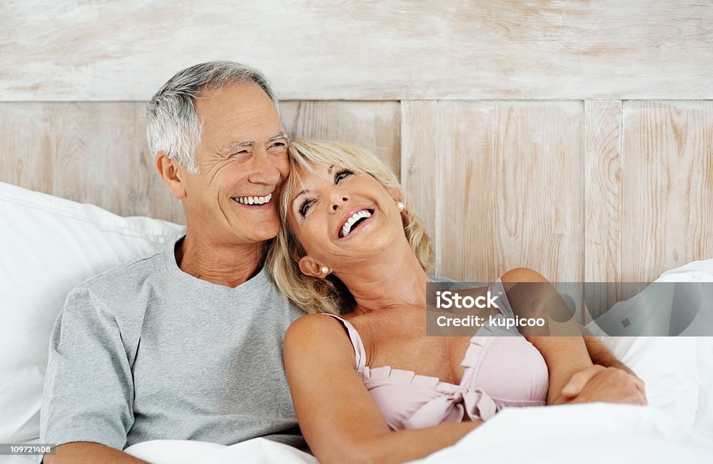 Heureux senior homme avec son épouse inbed - Photo de Lit - Ameublement libre de droits