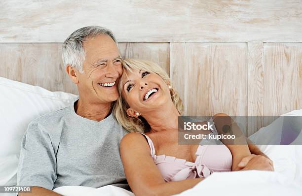 Photo libre de droit de Heureux Senior Homme Avec Son Épouse Inbed banque d'images et plus d'images libres de droit de Lit - Ameublement - Lit - Ameublement, Couple senior, Bonheur