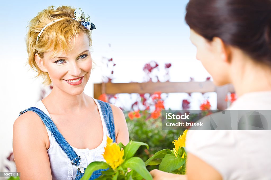 Uśmiech Piękna młoda kobieta z kwiatów - Zbiór zdjęć royalty-free (20-24 lata)