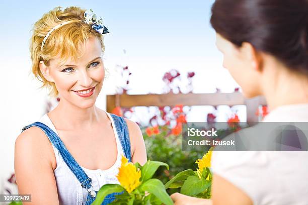 Foto de Sorrindo Bela Jovem Mulher Com Flores e mais fotos de stock de 20 Anos - 20 Anos, 20-24 Anos, Adulto