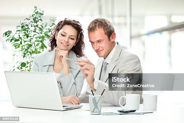 Foto de Equipe De Negócios No Escritório Com Laptop Retrato e mais fotos de stock de Conspiração