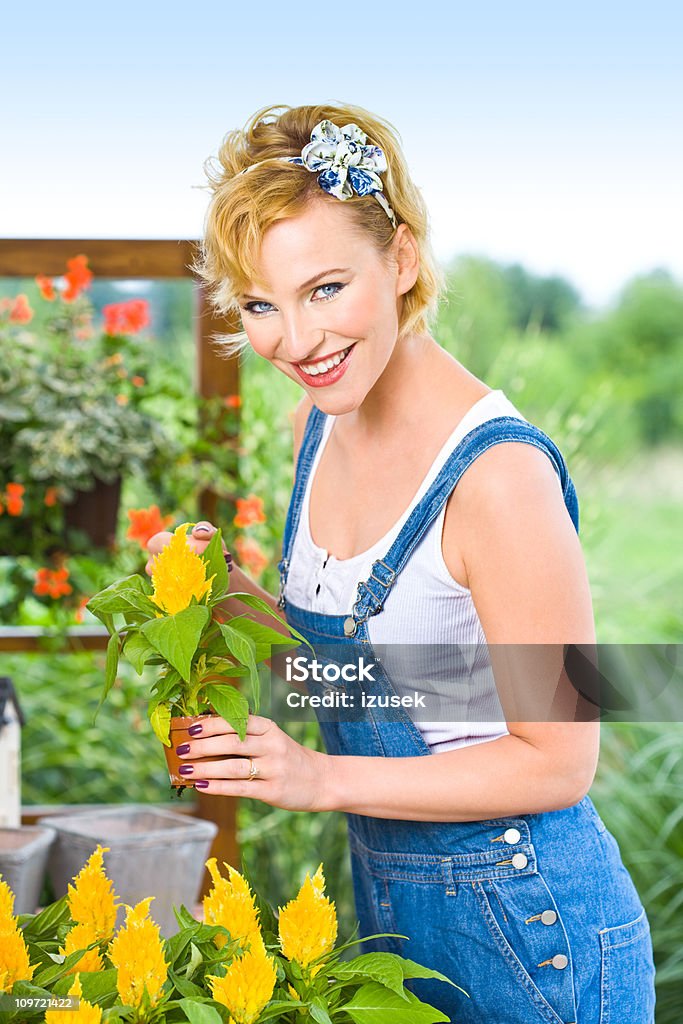 미소 꽃과 함께 아름다운 젊은 여자 - 로열티 프리 아름다운 사람들 스톡 사진
