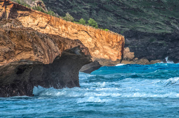 scogliere di kauai meridionale con l'alta marea - mahaulepu beach foto e immagini stock