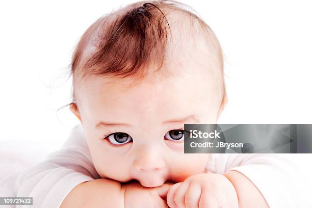 Baby Мальчик Sucks On His Fingers Крупным Планом Фотография — стоковые фотографии и другие картинки Младенец