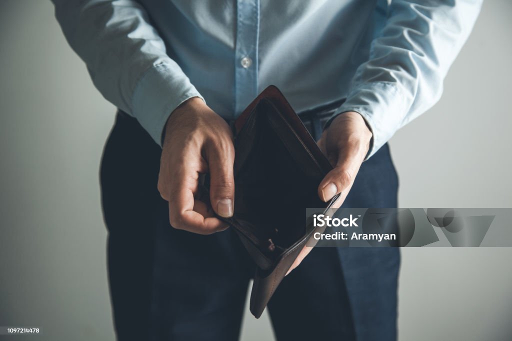 billetera vacía de la mano de hombre - Foto de stock de Bancarrota libre de derechos