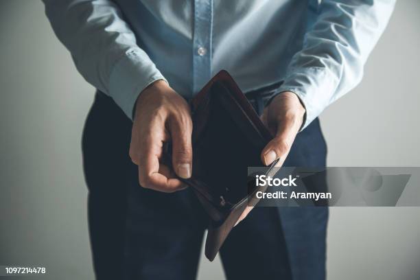 Billetera Vacía De La Mano De Hombre Foto de stock y más banco de imágenes de Bancarrota - Bancarrota, Adulto, Cartera