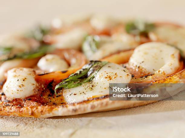 Pizza Margarita No Plano Pão - Fotografias de stock e mais imagens de Assado no Forno - Assado no Forno, Azulejo, Comida