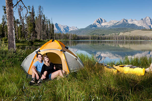 coppia di innamorati campeggio da mirror lake - canoeing people traveling camping couple foto e immagini stock