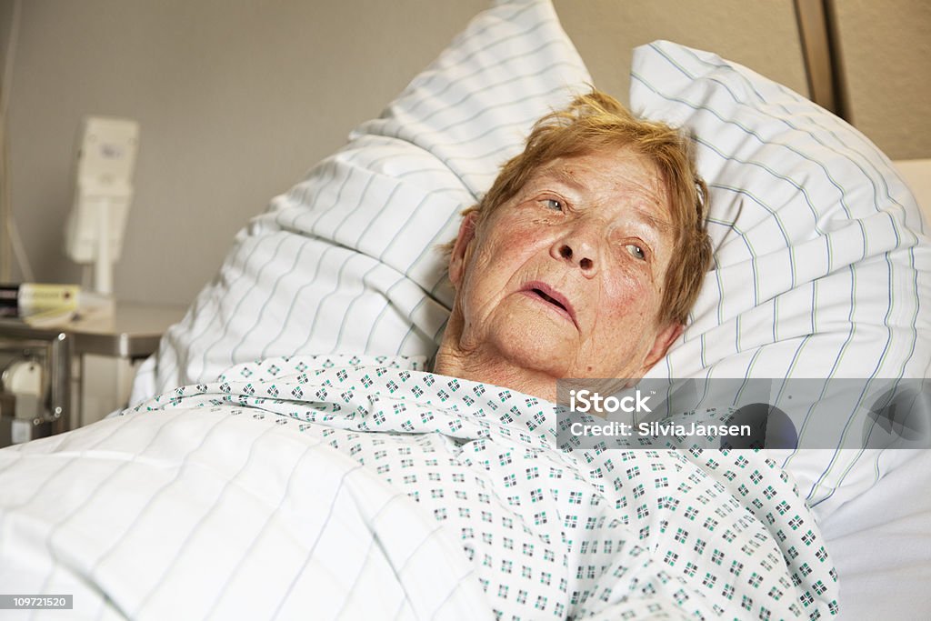 Mujer senior en hospital - Foto de stock de Cama libre de derechos