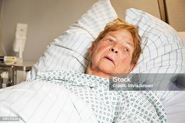 Mujer Senior En Hospital Foto de stock y más banco de imágenes de Cama - Cama, Hospital, Mujeres mayores