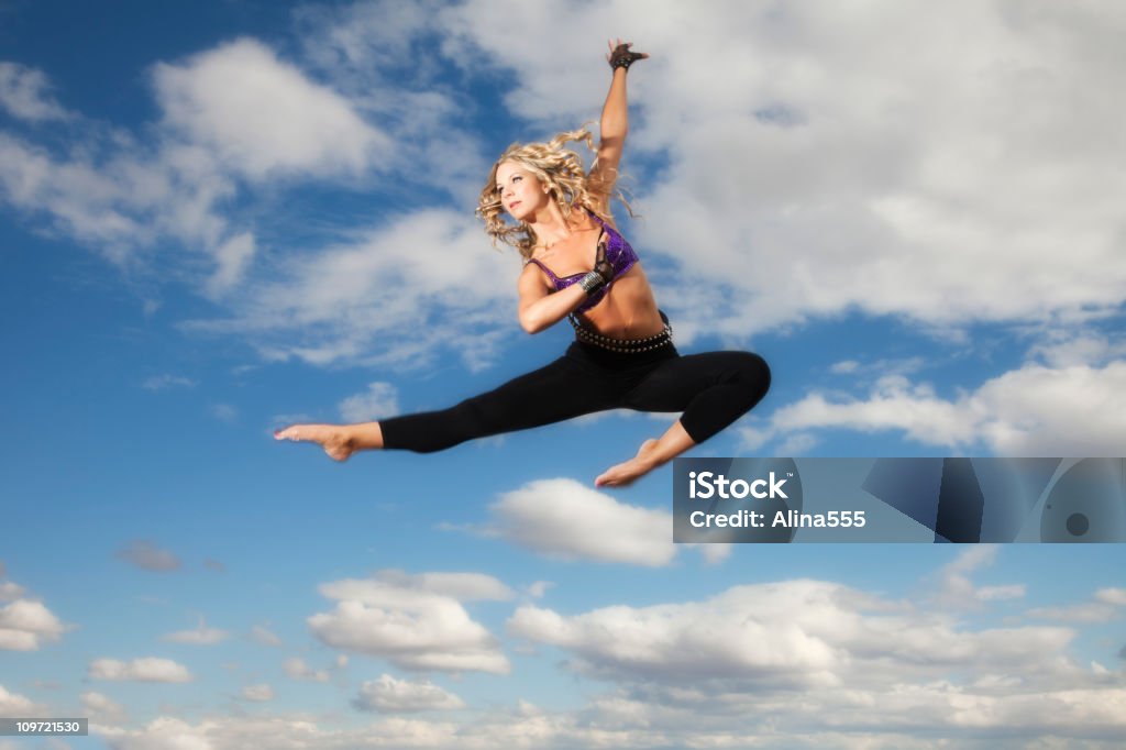 Bailarín salto en las nubes - Foto de stock de 20 a 29 años libre de derechos