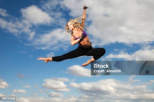 Bailarín Salto En Las Nubes Foto de stock y más banco de imágenes de 20 a 29 años - 20 a 29 años, Adulto, Adulto joven