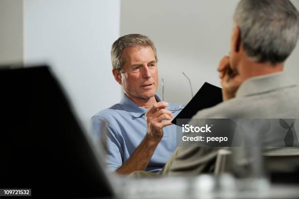 Hombre De Negocios En Ropa Informal Foto de stock y más banco de imágenes de Hombres - Hombres, Oficina, 60-69 años