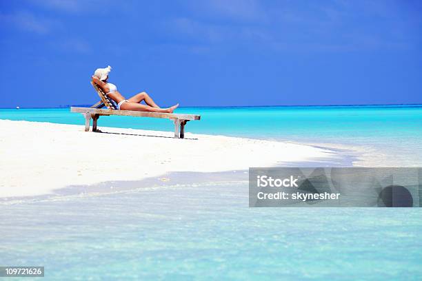 Mulher Na Cadeira De Convés De Sol Na Praia - Fotografias de stock e mais imagens de Cadeira de Recosto - Cadeira de Recosto, Mar, Apanhar Sol