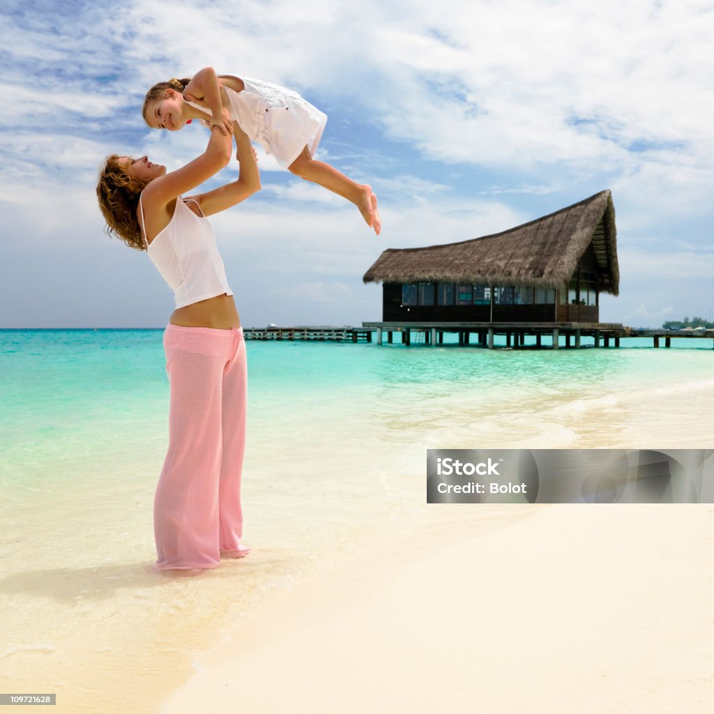 Mãe e filha pequena na praia Tropical com Diversão - Royalty-free Cabana de Praia Foto de stock