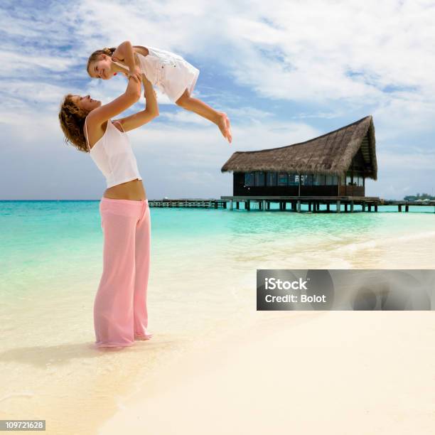 Mãe E Filha Pequena Na Praia Tropical Com Diversão - Fotografias de stock e mais imagens de Cabana de Praia - Cabana de Praia, Maldivas, Família