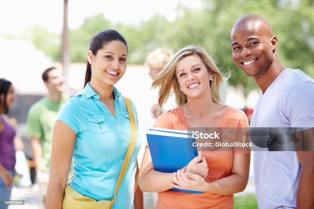 Lächelnde junge Klassenkameraden stehen zusammen - Lizenzfrei Bildung Stock-Foto