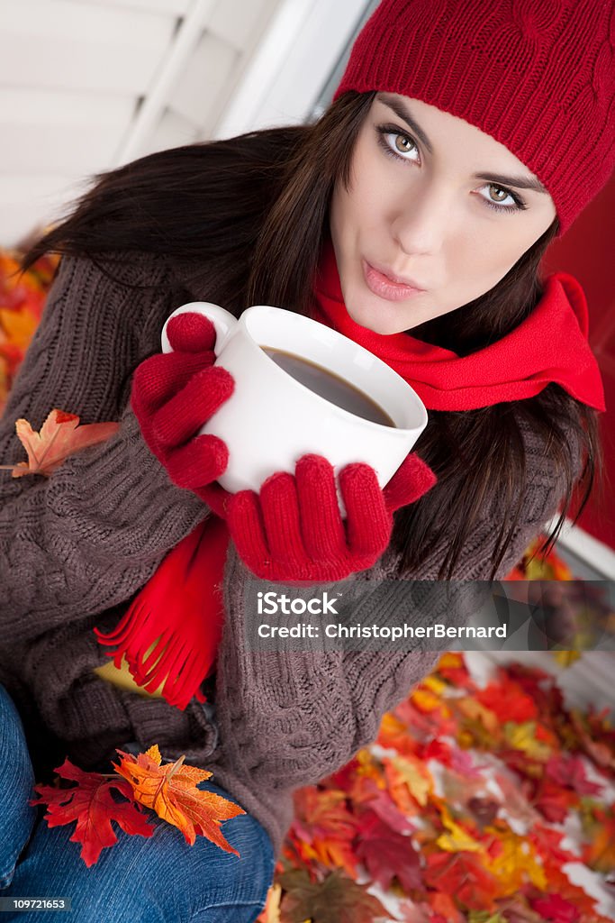 Autumn ：若い女性の保持コーヒーマグ - 18歳から19歳のロイヤ�リティフリーストックフォト