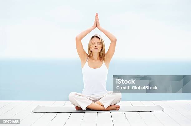 Hermosa Joven Dama Practicar Yoga Al Aire Libre Foto de stock y más banco de imágenes de Meditar - Meditar, Yoga, 20 a 29 años