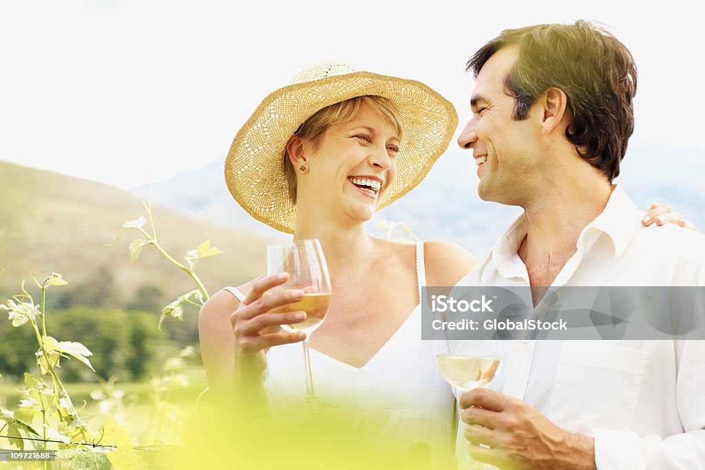 Pareja disfrutando de vino en una vineyard - Foto de stock de 30-39 años libre de derechos