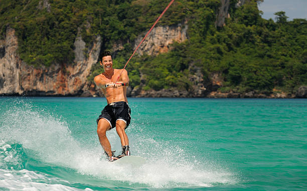 wakeboarding in acque tropicali (xxxl - wakeboarding surfing men vacations foto e immagini stock