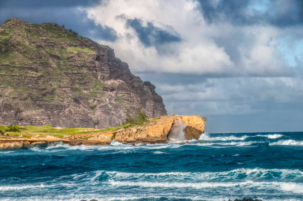 скалы и волны в заливе кавайлоа - mahaulepu beach стоковые фото и изображения