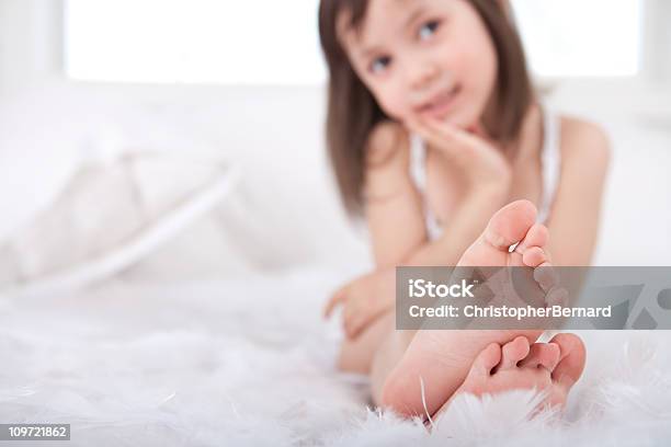 Foto de Sorridente Menina Brincando Com Penas No e mais fotos de stock de 4-5 Anos - 4-5 Anos, Alegria, Branco