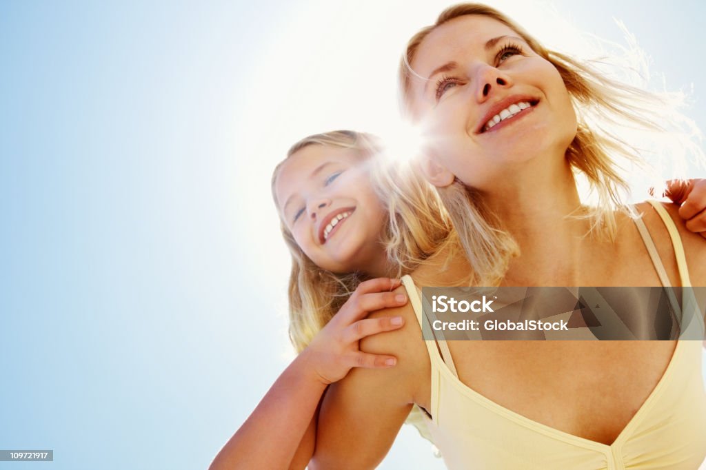 Glückliche Mutter ihre Tochter kombinierten Verkehrs bereitgestellt werden - Lizenzfrei Huckepack nehmen Stock-Foto