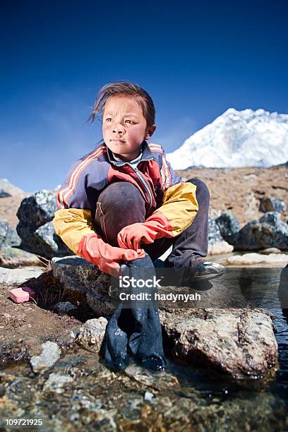 Nepali Девушка Делать Прачечная — стоковые фотографии и другие картинки Непал - Непал, Подросток, Азия